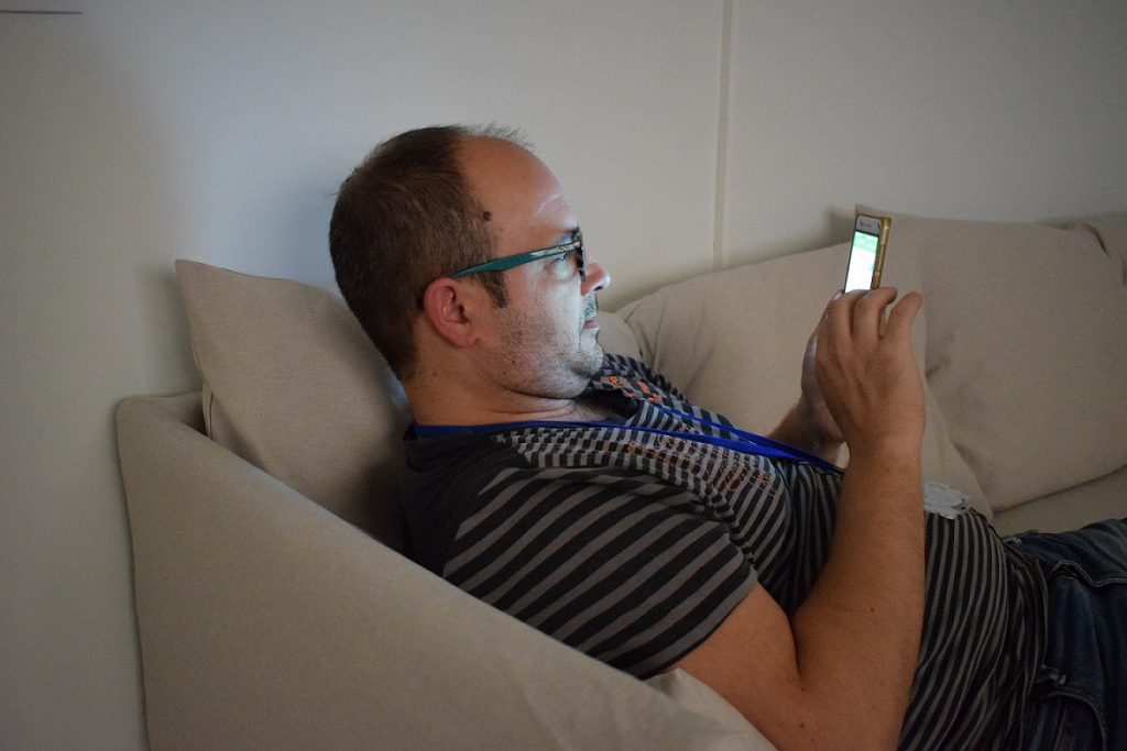Usar el móvil antes de dormir puede retrasar la conciliación del sueño